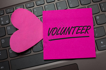 概念手写显示志愿者商业照片文本志愿个人为更大的社会事业服务他人键盘灰色键粉红色纸爱思想图片