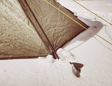 固定在雪中的帐篷尼龙带的细节早春在野生自然公园露营户外探险旅行积极的图片