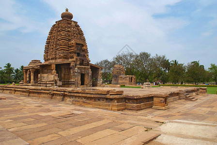印度卡纳塔克邦帕塔达卡尔帕塔达卡尔寺庙建筑群Galaganatha寺庙全景远处可以看到Kadasiddhes图片