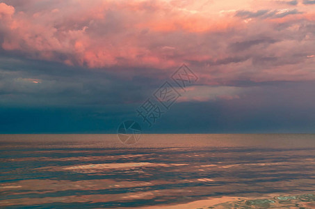 阿佐夫海的紫色大雷声由日落海平线照背景图片