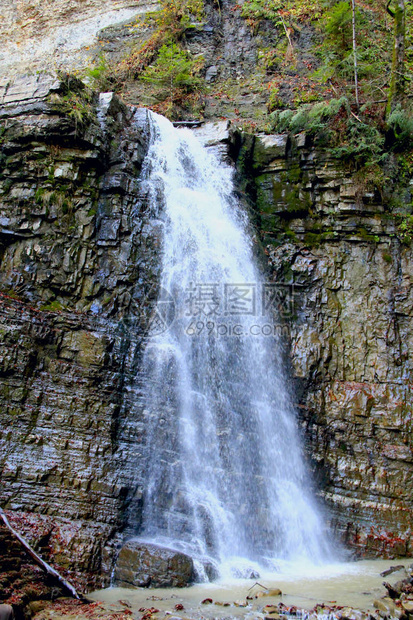 与水从悬崖上落下的瀑布喀尔巴阡山脉的马雅夫斯基瀑布水从悬崖上掉下来从岩石中流淌的水图片