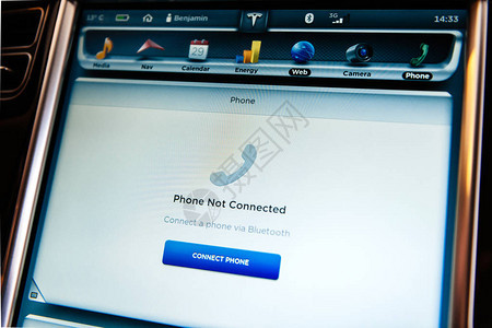 模型S仪表板计算机显示屏幕上的蓝牙连接一个信号和指令的图片