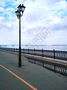 伏尔加河堤岸反射天空云彩城市地貌照图片