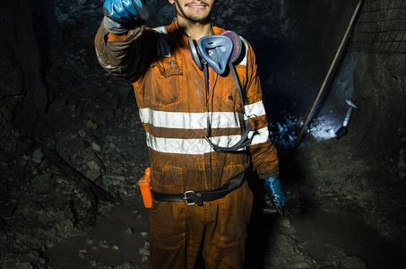 矿工在矿内微笑摄影经营理念图片