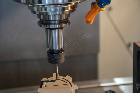 CNC碾磨机切割石墨电极部分与固态圆球末端工艺背景图片