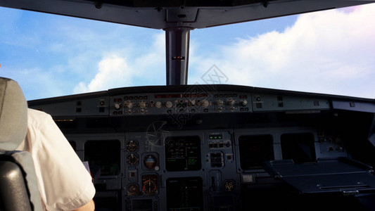 飞行员在一架小型商用飞机的驾驶舱内图片