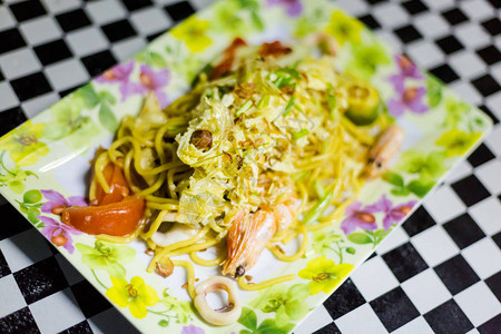 新加坡新准备的马莱西亚米格伦混合海鲜面条在蒂欧曼岛当地餐馆供应图片