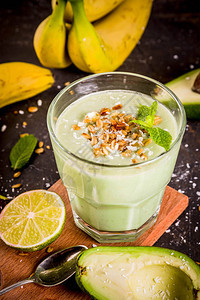 健康的夏季饮料鳄梨和香蕉冰沙图片
