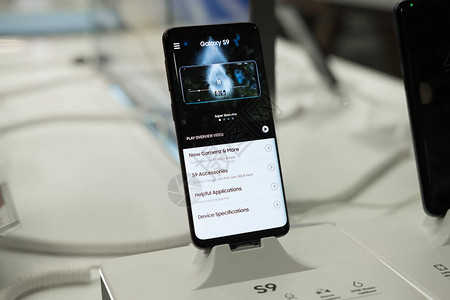 新发射的三星银河S9和S9加智能手机以家用屏幕显示图片