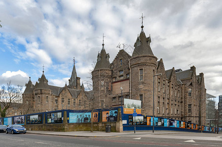 曾用作旧外科医院的爱丁堡前皇家医院历史悠久的苏格兰男爵风格建筑图片