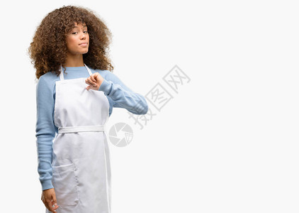 身穿围裙的非裔美国店主妇女骄傲兴奋和傲慢图片