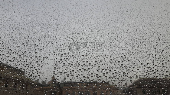 城市夏雨过后在窗户上浮着一些水图片