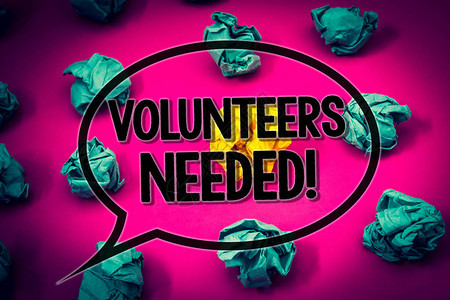 手写文本志愿者需要励志电话概念意义社会区慈善志愿服务巨大的翡翠纸吊球环绕黄色纸背景图片