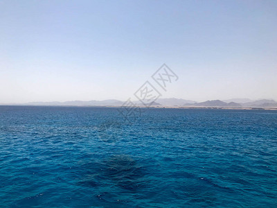 透明的蓝色危险海盐水景观图片