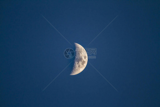 月亮在天空中增月有图片