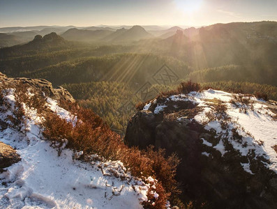 寒冷的秋季多雾天气波峰的砂岩石与第一场雪雾蒙的冬天岩石公园在山谷波纹图片