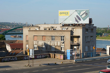 Brankova街上建筑的早图片