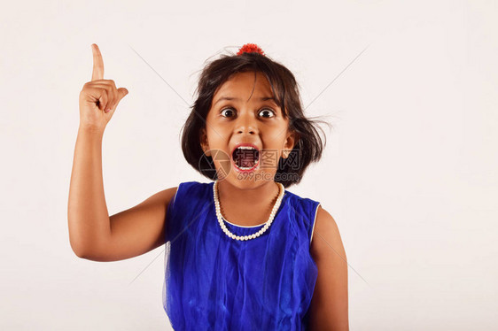 张开嘴直手指的小女孩PuneMahar图片