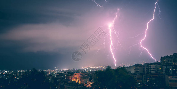 黎巴嫩贝鲁特市夜间两道闪电的美丽景色自然的美丽和危图片