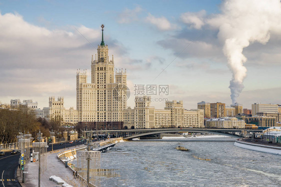 位于俄罗斯莫科红广场附近的Zaryadye公园Zaryadye上方Moskva河上的浮桥图片