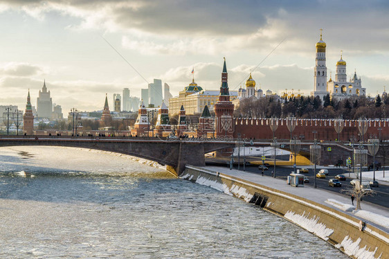 位于俄罗斯莫科红广场附近的Zaryadye公园Zaryadye上方Moskva河上的浮桥图片