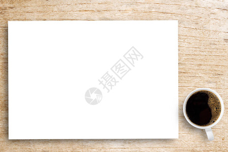 棕色木桌背景上的白色空白纸记事本和咖啡杯使用墙纸进行教育记下带有纸张和概念对象或复制空图片