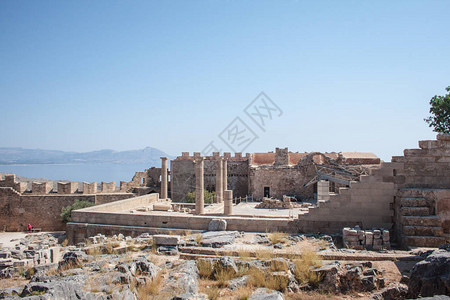 希腊罗得岛林多斯卫城希腊式柱廊上的柱子图片