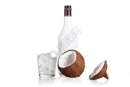 在白色背景椰子酒精和冰块上分离的椰子图片