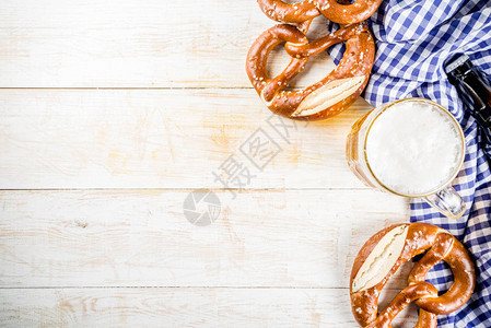 Oktoberfest食物菜单加啤酒瓶杯子的巴伐利亚百日饼白木背景复图片