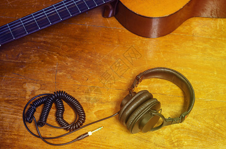 音乐吉他和耳机图片