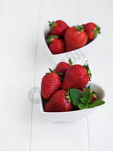 新鲜的草莓在碗上图片