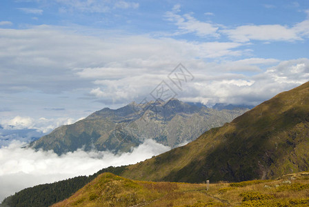 从高山原到邻近山脉的晨景图片