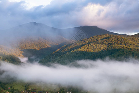 薄雾中的山峡谷日出时夏季美丽的自然风图片
