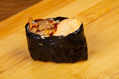 美味的辣鳗鱼寿司卷图片