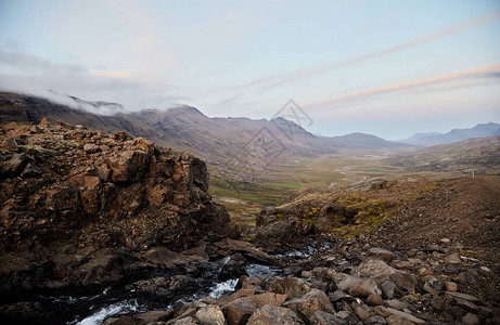 冰岛的河谷山顶风光图片