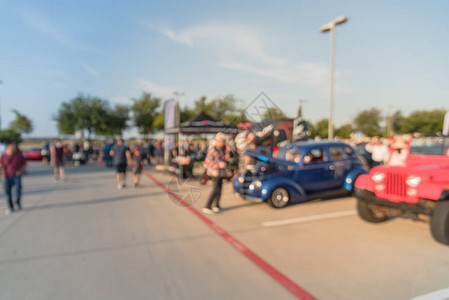 运动模糊了参加美国德克萨斯州达拉斯当地车展的不同人群模糊忙碌的人在供应商组织者帐篷附近浏览所有年份品牌图片