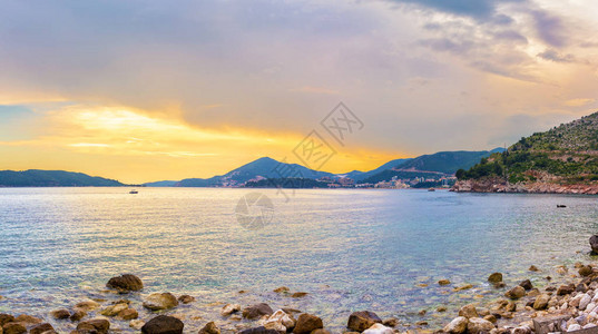 黑山布德瓦市附近亚得里亚海的多彩日落美丽的夏季海图片