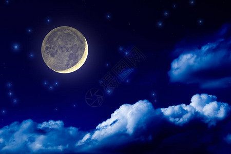 明亮的月亮有星在夜空中闪耀云彩飞图片