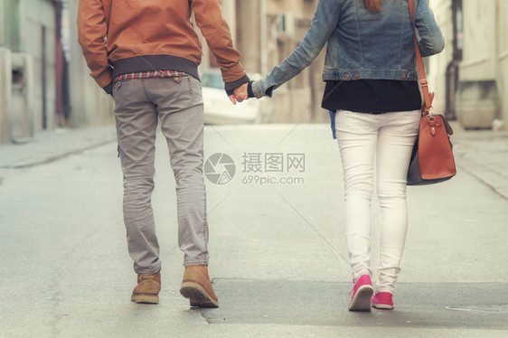 甜蜜情侣手牵走在街上的背影图片