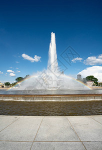 匹兹堡州公园喷泉和彩虹的垂图片