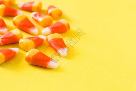 黄色背景上的典型的Halloween糖果玉图片