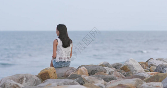坐在海边看海的女人图片