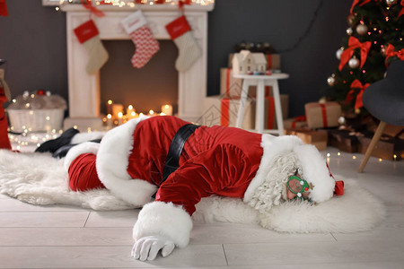 真实的圣诞老人躺图片