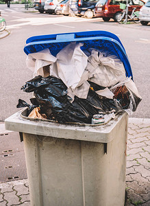 法国居民区大型公共垃圾箱图片