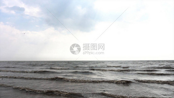 海浪与太阳和蓝天图片