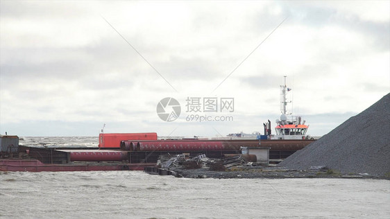 风景秀丽乌云密布的风雨如磐的天空与船和海浪货物拖轮浮吊干货船驳图片