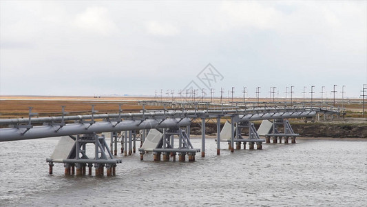 油管由横跨一条小河的桥梁保护斯皮恩河上拉根大坝的管道现代工业用图片