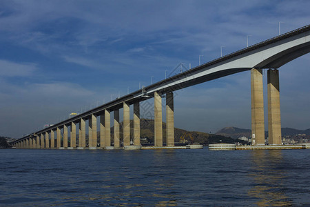 位于巴西南美洲的NiteroiRiode里约热内卢市桥上海面上的桥梁图片