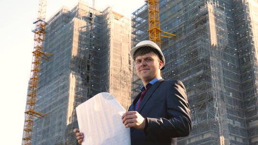 一位成功的年轻英俊工程师建筑师建筑商人的肖像图片