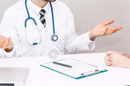 医生和女病人在医院就保健护理和医疗提供医生表iN图片